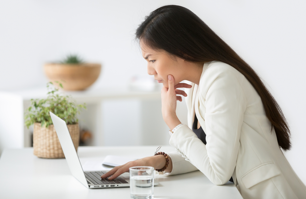 Una mujer de negocios haciendo su investigación de mercado. Empresaria haciendo su investigación de negocios