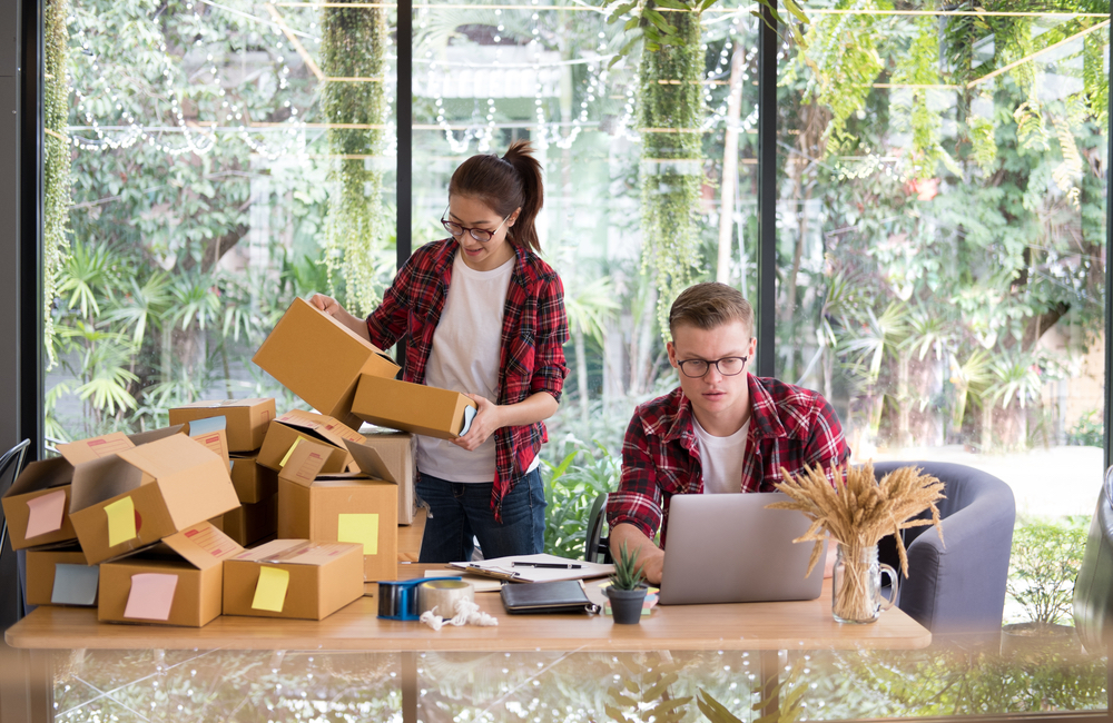 Pareja haciendo su inventario de productos. Pareja haciendo su inventario de productos