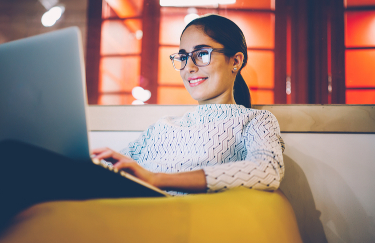 Restaurant owner promoting her food business online with a blog Restaurant owner promoting her food business online with a blog